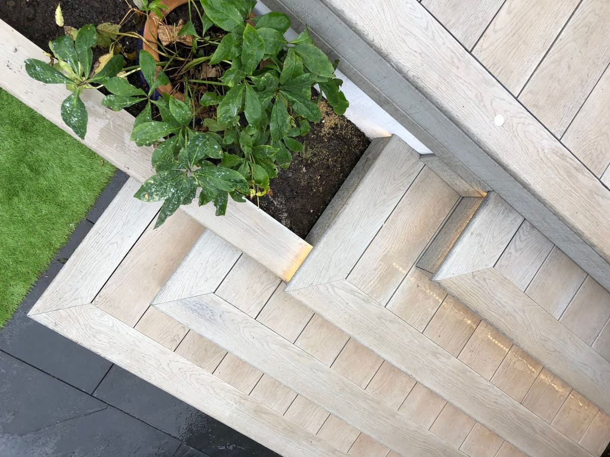 Porcelain steps with planting